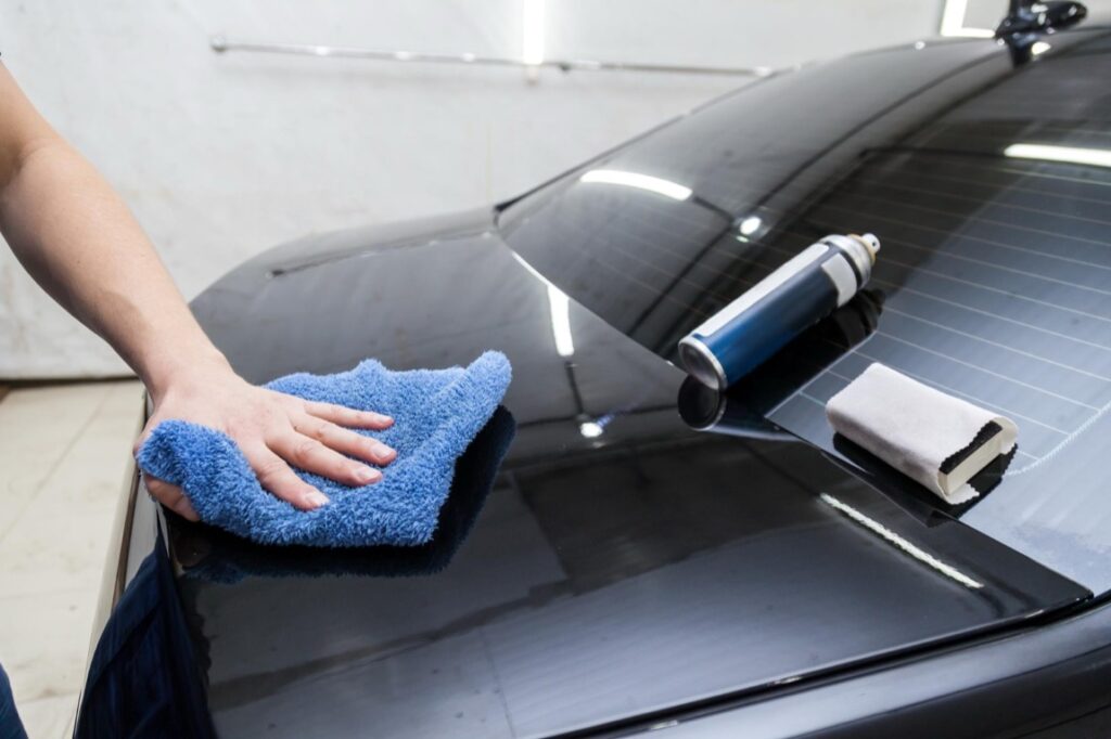 W dzisiejszych czasach, kiedy to estetyka samochodu odgrywa równie ważną rolę co jego funkcjonalność, właściciele pojazdów szukają coraz to nowszych rozwiązań, które pomogą zachować nieskazitelny wygląd ich czterech kółek