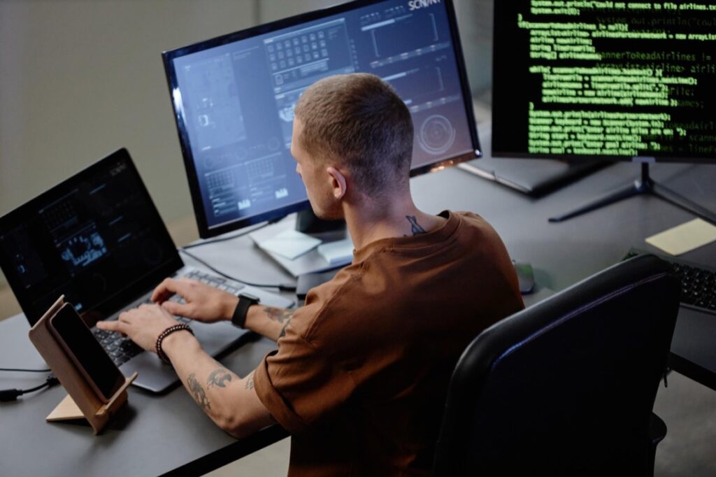 W obliczu dynamicznie rozwijających się technologii, szczególnie w obszarze sztucznej inteligencji (AI), przedsiębiorstwa IT stają przed nowymi wyzwaniami związanymi z zarządzaniem ryzykiem