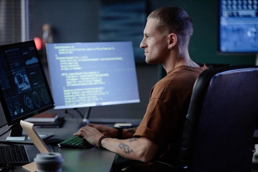 W obliczu dynamicznie rozwijających się technologii, szczególnie w obszarze sztucznej inteligencji (AI), przedsiębiorstwa IT stają przed nowymi wyzwaniami związanymi z zarządzaniem ryzykiem